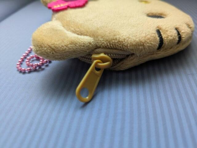 ファスナーはプラスチック製