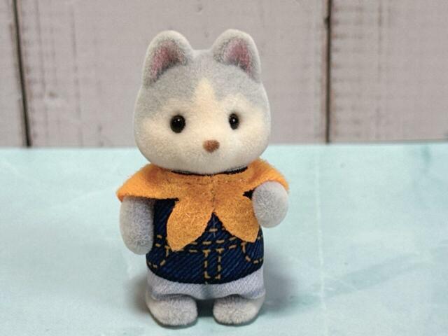 デニムのオーバーオールにオレンジのスカーフがかわいいコーディネート