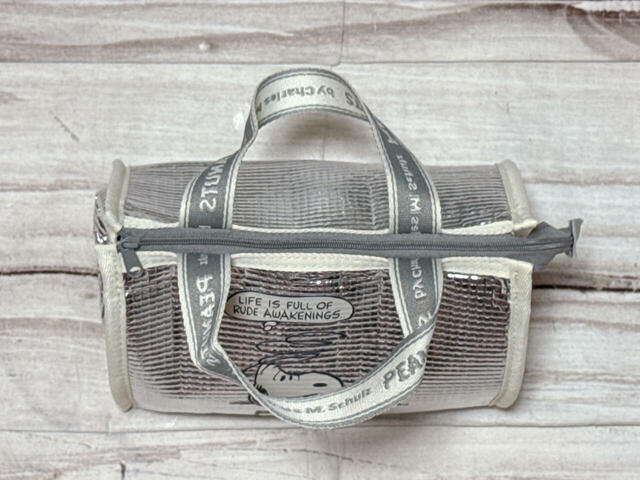 350mlの缶3本を入れてもファスナーはしっかり閉まります