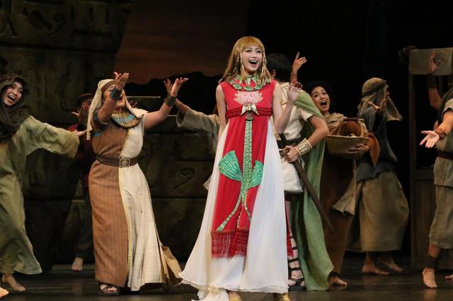 木下晴香(中央)