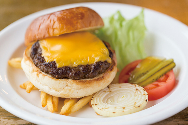 Seedless Bar｜「チーズバーガー」（1200円）。国産牛100％のジューシーな味わい。