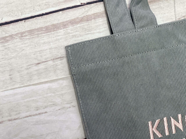 カラーは、ネイビー、グレー、ブラウンの3色展開。今回はグレーをチョイス！