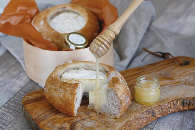 パン・オ・カマンベール(フランス産ミニはちみつ付き) (1,512 円)