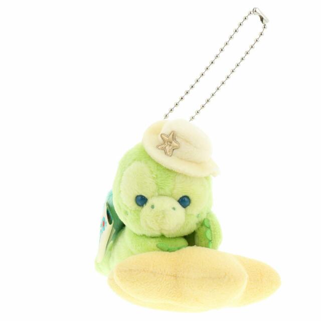 ぬいぐるみバッジ 2,200円｜サイズ：高さ約12cm｜「ダッフィー＆フレンズのサマーナイト・メロディー」スペシャルグッズ｜東京ディズニーリゾート40周年“ドリームゴーラウンド”｜発売日：2023年7月3日（月）｜販売店舗：東京ディズニーシー「マクダックス・デパートメントストア」