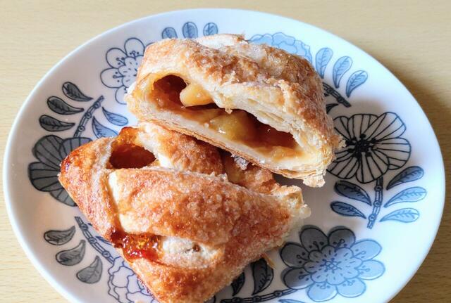 【コストコ アップルシュトルーデル 1000g（8個） 1498円】甘いフィリングには、シャキシャキ食感のリンゴ果肉が