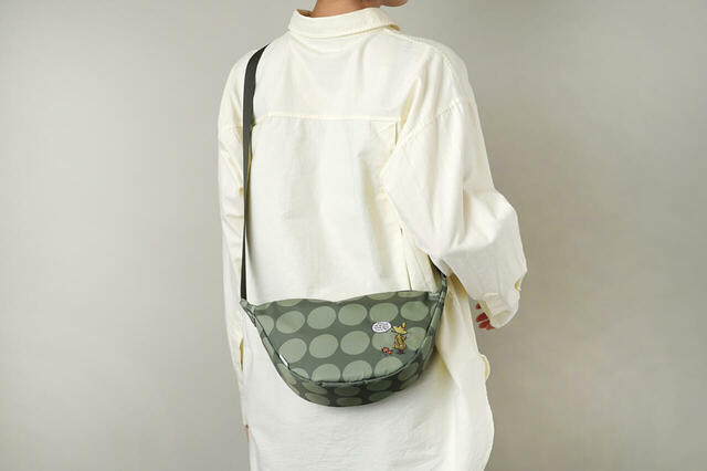 【ムーミン「スナフキンの三日月ショルダー」】バッグのサイズは約W34/17×H17×D10cm