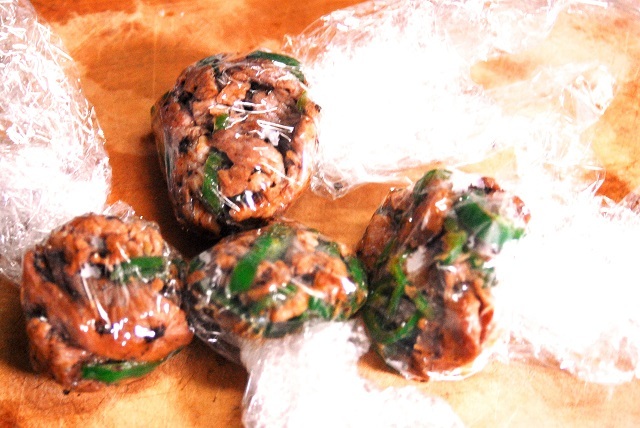 ⑦お弁当用に冷凍しておいてもいいですね。一回ぶんをラップでくるんでそのまま冷凍すると、朝のお弁当作りが楽になります。