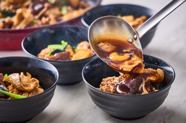 「ふかひれ入り五目黒おこげ<ランチタイム>」<期間:2025年12月1日~12月31日>【揚げたて天麩羅やローストビーフも食べ放題!和・洋・中の豪華メニューが揃う「イヤーエンド スペシャル ビュッフェ」開催】