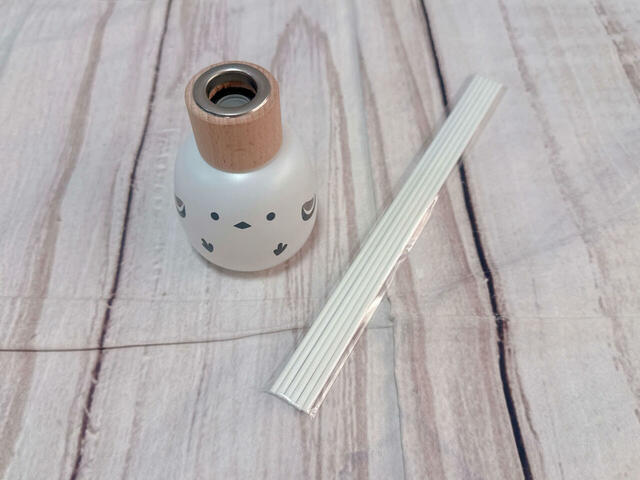 フレグランスオイルが入ったボトルとスティックのセット