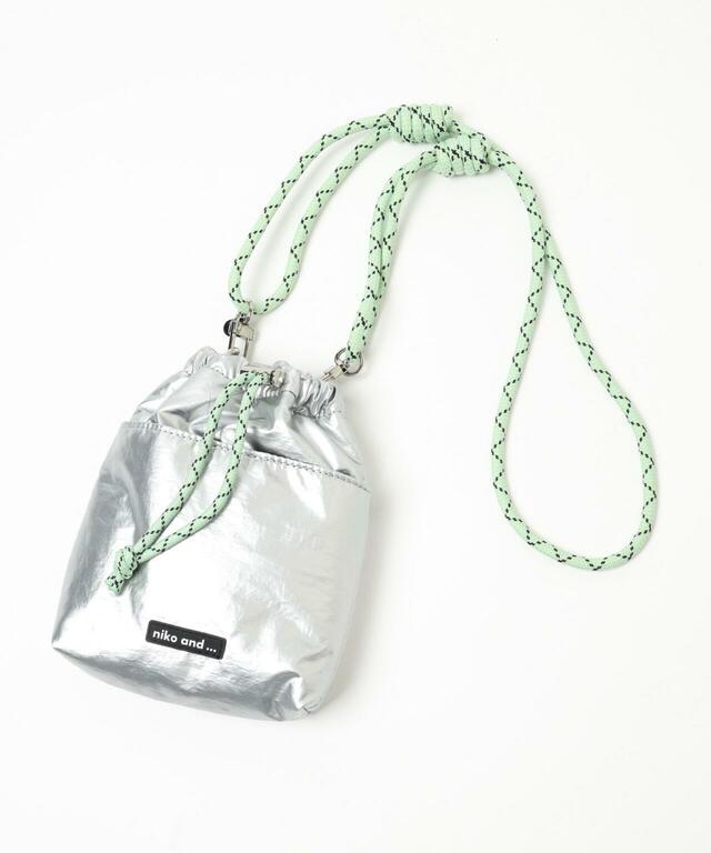 「オリジナル細コードショルダー巾着バッグN」シルバー 2,970円（税込）
