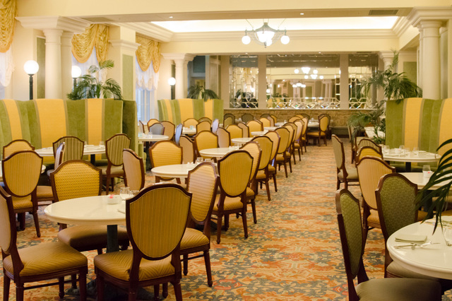 東京ディズニーランドホテル「シャーウッドガーデン・レストラン」店内