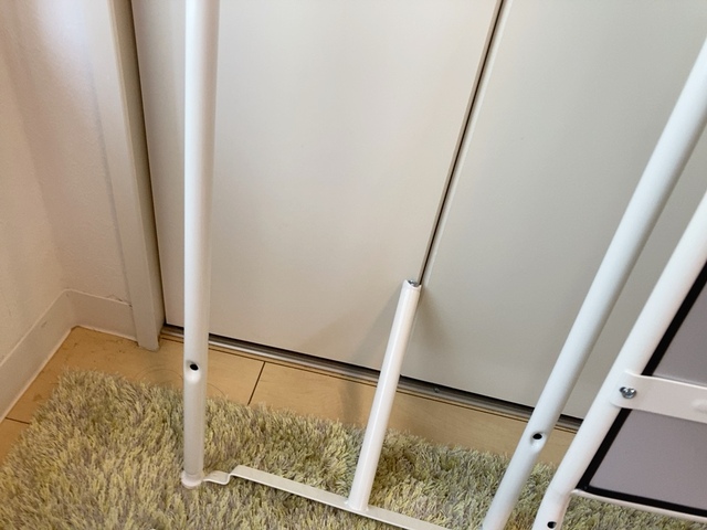 【ニトリ ハンガー付きスタンドミラー ストレージ2】説明書に従って順に部品を取り付けていきます