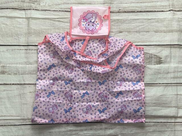 折りたたみ方。まず内ポケットを外側に取り出し、持ち手を下にたたみます