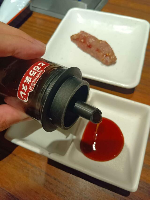 タレ＆調味料の豊富さも魅力！ まずはとろうまダレをチョイス。