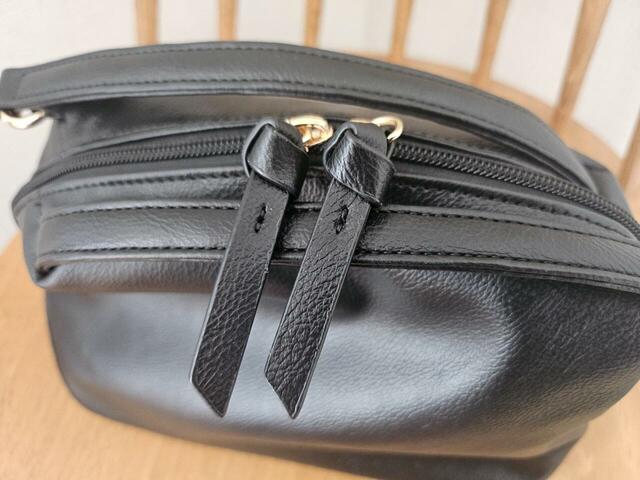 【GLOBAL WORK　お財布ショルダー】カラーはホワイト、ブラック、シルバー、レオパなど豊富！ブラックは金具がゴールドで上品な印象です