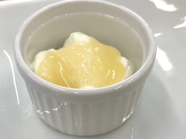 水切りしたヨーグルトにシチリアレモンのはちみつをかけて