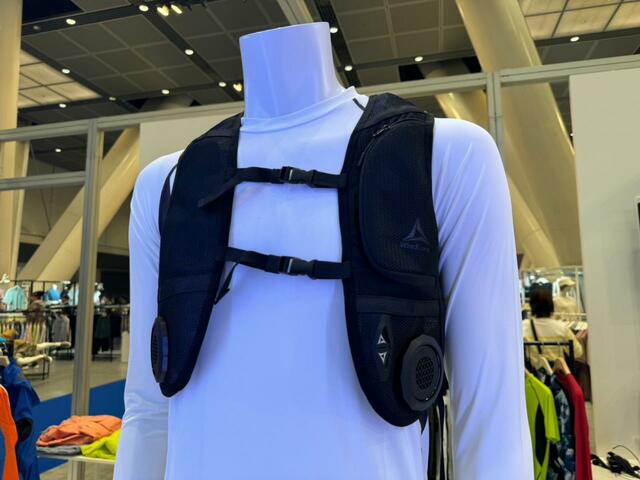 【ワークマン WindCore ICE×HEATERペルチェベストPRO】充電式バッテリーで体を冷やしたり温めたりできる革新的なインナーベスト。2023年には3万着が完売するほどの人気ぶり！