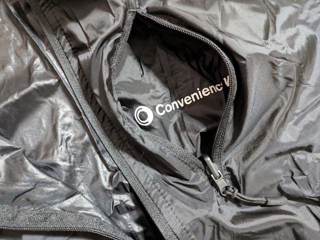 【ファミリーマート　はっ水パーカー】左胸ポケットにはファスナー付き。ここに収納してコンパクトにできるって便利！