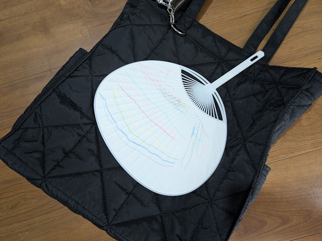 【GLOBAL WORK 推しごとキルティングトート】サイズは高さ39.5×幅35×マチ13cm。うちわと比較してもこの大きさ！