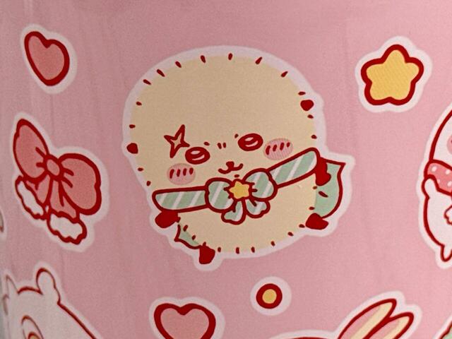 ラッコはマフラーの真ん中に星がついたグリーンストライプデザイン。マントもグリーンでお揃いです！