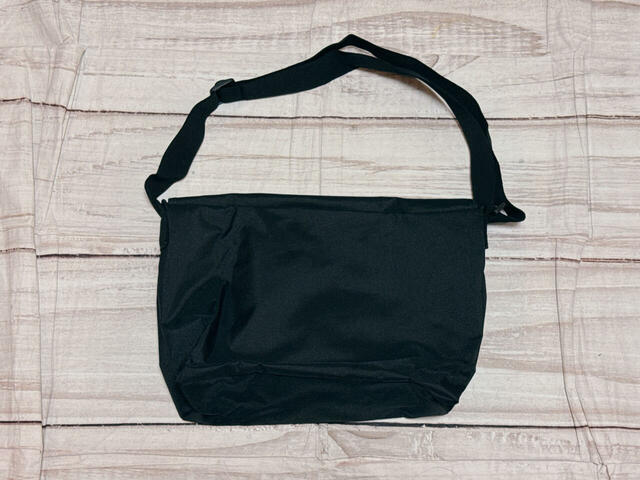 背面は装飾がないシンプルなデザイン