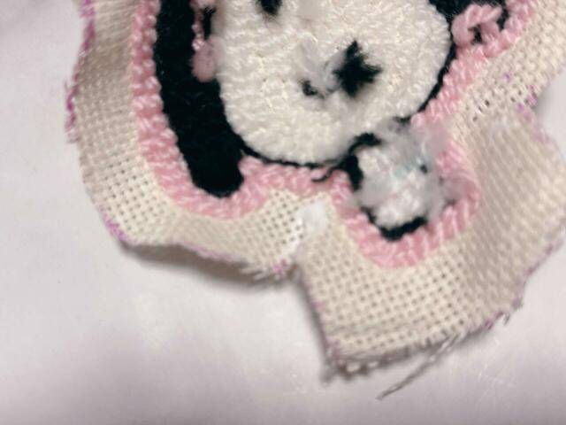 谷部分には切り込みを入れます。毛糸部分に接着剤をつけてのり代を貼り付けます