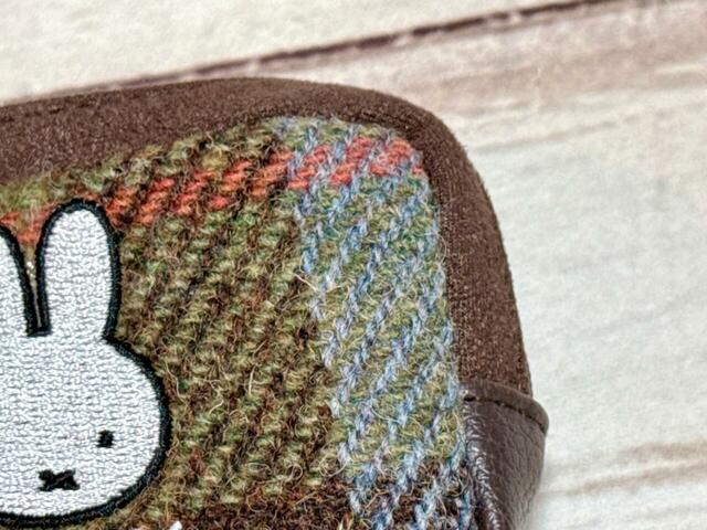 ハリスツイード生地は、サックスやオリーブグリーンなどの配色がかわいいチェック柄。上質なウール生地で高級感たっぷり！