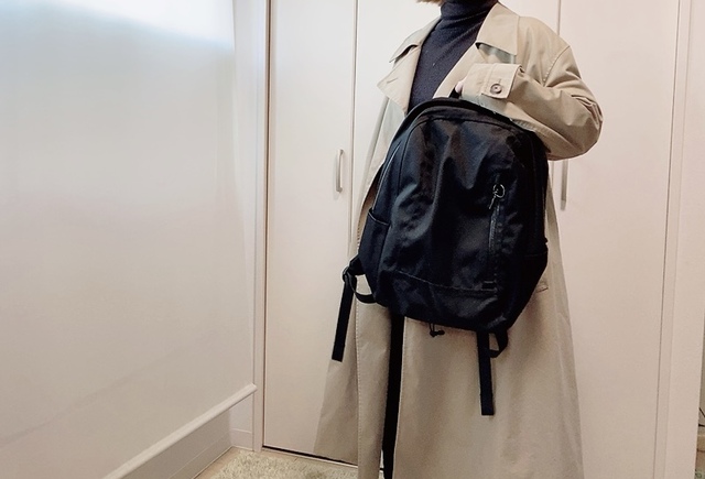 【ワークマン 防水デイバッグ】満員電車では、上部の手持ちベルトで手提げにできます