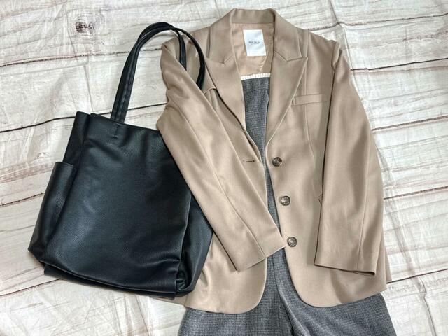 お仕事コーデに合わせてみました。シンプルなデザインなので合わせるファッションを選びません♪