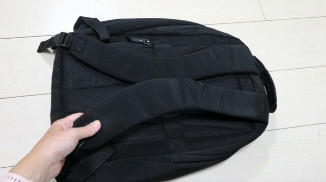 【ニトリ デコホーム　軽くて背負いやすい 2ルームリュック】サイズは約44×31×14cm。ショルダーベルトは幅と厚みがあり、体にフィットしやすいつくりです