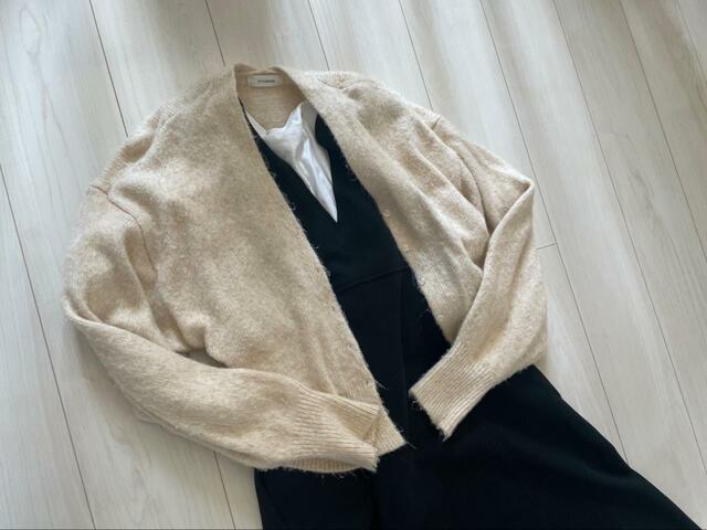 【UNIQLO ブラッシュドジャージージャンパースカート】カーディガンなら暑い時にすぐ脱げます