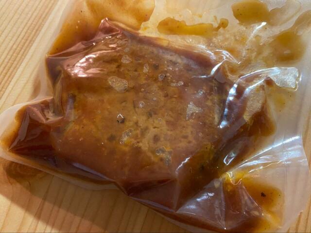 【3COINS＋plus ごはんもん 旨み際立つハンバーグ デミグラス】デミグラスソースがたっぷり