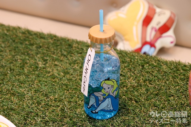 「ディズニー ふしぎの国のアリス」OH MY CAFE｜＜アリス＞泣かないで!チェリーパイ風ドリンク990円／クリアボトル付き+1,500円