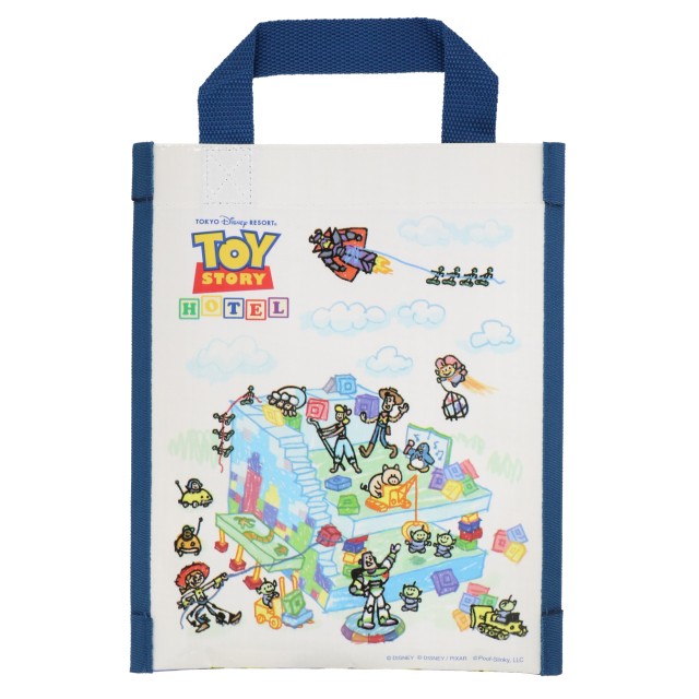 レジャーシート 750円|サイズ:(レジャーシート)縦約60×横約90cm、(収納バッグ)縦約25×横約20cm、収納バッグ付き|販売店舗:東京ディズニーリゾート・トイ・ストーリーホテル内ディズニーショップ「ギフト・プラネット」