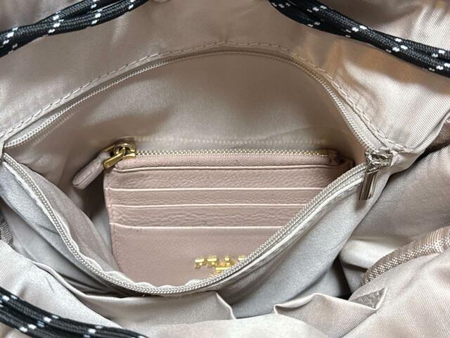 ファスナーポケットには財布代わりのフラグメントケースをイン