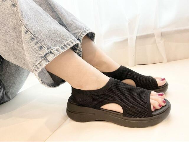 【GLOBAL WORK らくっションフィットサンダル】デニムと合わせればカジュアルにも。秋口まで長く使えそう！