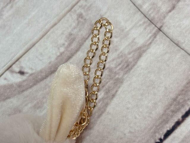 上部にゴールドのチェーン付き