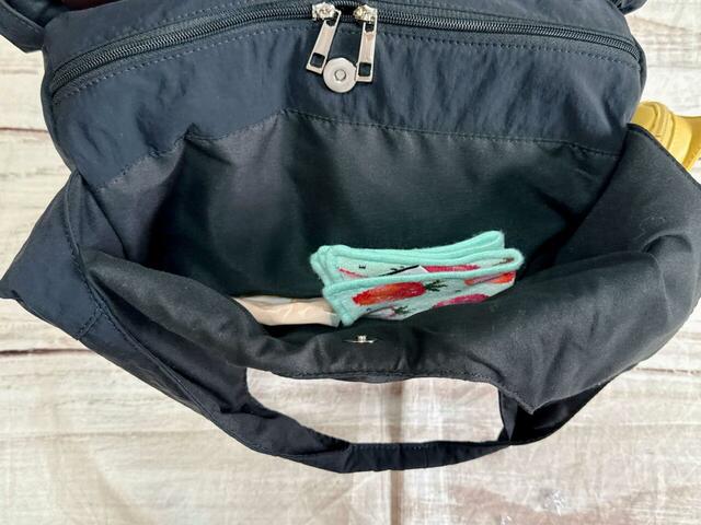 前面の収納スペースには、よく取り出すミニタオルとポケットティッシュを収納。スマホを入れるのもおすすめ