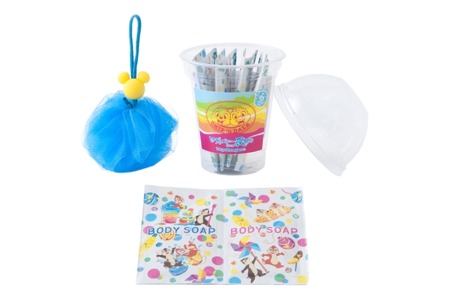 ボディソープ・泡立てネット ¥1,400 ※泡立てネットとボデイソープのセット ミックスフルーツの香り 内容量：9ml（1袋）×10個　サイズ：高さ約15.5cm｜東京ディズニーランド「ディズニー夏祭り」2018年