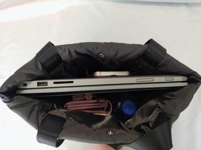 13.5インチのPC、長財布、ペットボトルも入る
