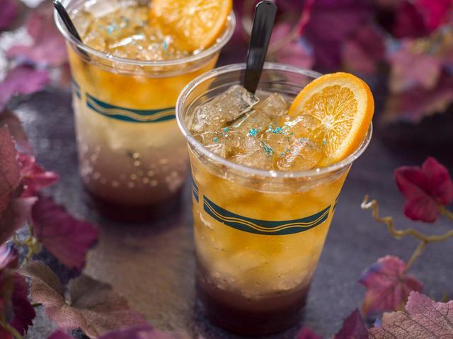 スパークリングカクテル(ラム&ピンクグレープフルーツシロップ) 780円|提供店舗:東京ディズニーシー「リフレスコス」|東京ディズニーリゾート「ディズニー・ハロウィーン」2022スペシャルメニュー