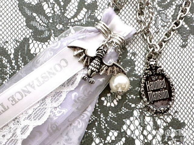 チャームの細かい彫りがスゴイ