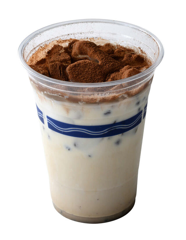 ティラミスカクテル（コーヒーリキュール＆ミルク） 830円｜販売店舗：東京ディズニーランド「カフェ・オーリンズ」｜ディズニー・パルパルーザ「ヴァネロペのスウィーツ・ポップ・ワールド」スペシャルメニュー