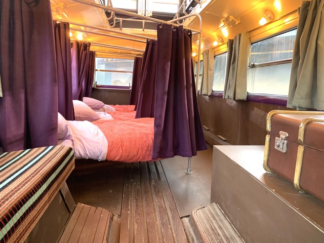 バスの中はベッドや揺れるシャンデリアがある