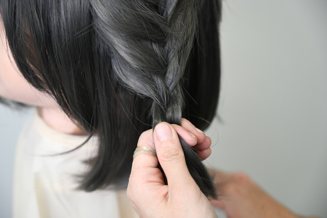 留めたゴムを隠すように、リボンを結んでいきます