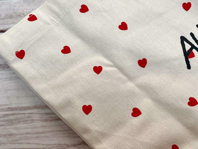 アイボリーにレッドのハートが散りばめられた、大人かわいい総柄♪
