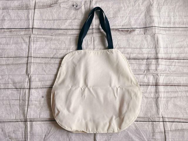 背面は装飾がないシンプルなデザイン