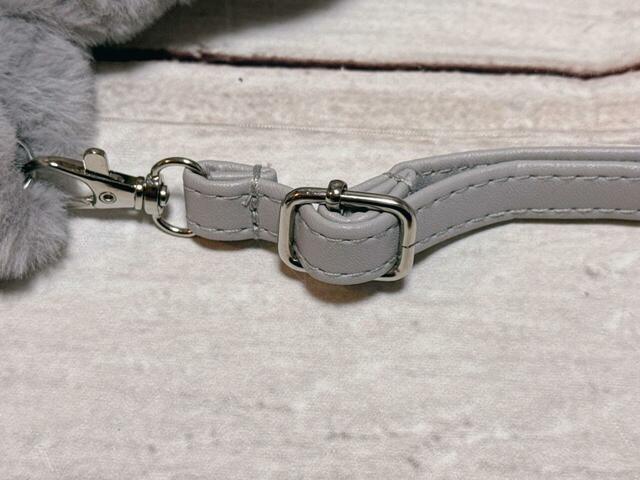 ショルダーストラップは高見えするPVC素材。もちろん長さ調整も可能です！