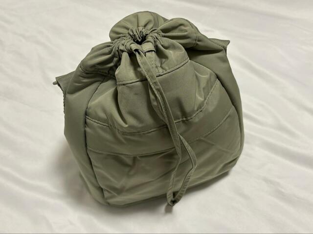 【UNIQLO：C　ミニショルダーバッグ】開口部はドローストリング仕様。絞ると巾着のようになります♪