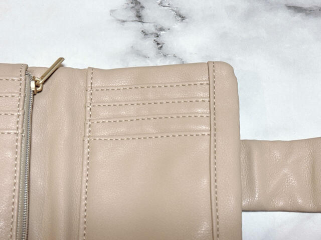 左右に4つずつカードポケットがついています